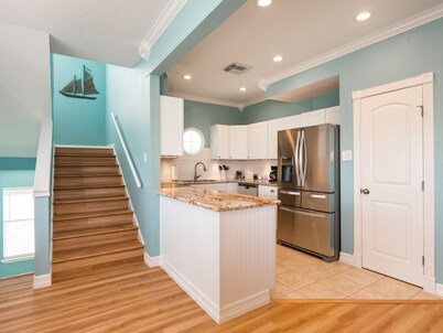 Waterfront luxury! Free bikes & kayaks! Great fishing! Bike to the beach!