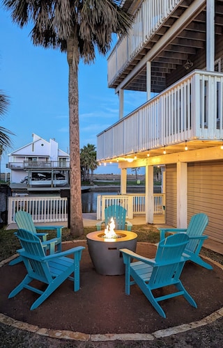 Waterfront luxury! Free bikes & kayaks! Great fishing! Bike to the beach!