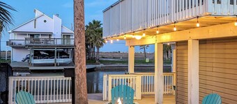 Waterfront luxury! Free bikes & kayaks! Great fishing! Bike to the beach!