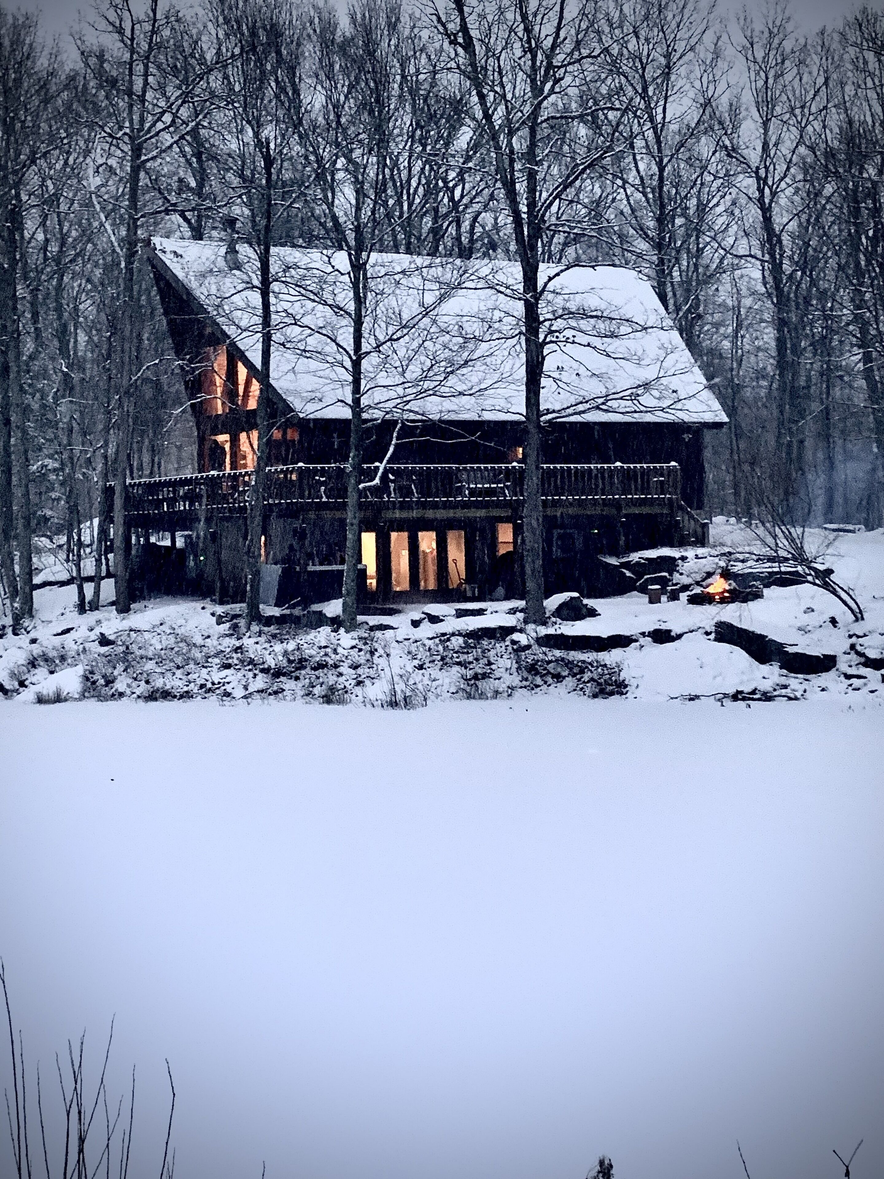 Pocono Private lake setting with, Hot Tub, boat dock, fishing, Swimming, Canoe