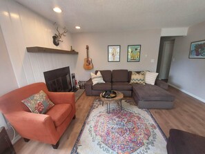 Een smart-tv, een open haard en een stereo