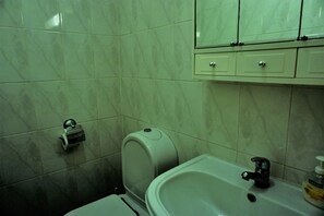Duschwanne, Haartrockner, Bidet, Handtücher