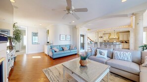 Smart-tv, een open haard, een dvd-speler en boeken