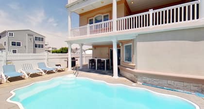 22 personnes! Maison de luxe w / 8 chambres, 8 salles de bain complĂštes, piscine, ascenseur et terrasse sur le toit