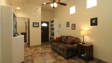 TV connectée, lecteur de DVD, livres, vidéothèque