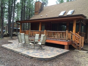 Outdoor dining - Log Cabin on National Forest - Quiet, Relaxing, Serene. (Pinetop)