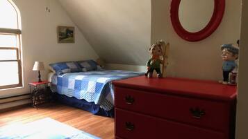 3 bedrooms, desk, iron/ironing board, travel cot