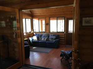 Smart TV, fireplace, books, stereo - Log Cabin on National Forest - Quiet, Relaxing, Serene. (Pinetop)