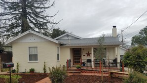 A single-story house with a front porch, a mailbox, and a star decoration on the door. - Three Bedrooms Two Baths sleeps 6 - Walking distance to Downtown Paso Robles (Paso Robles)