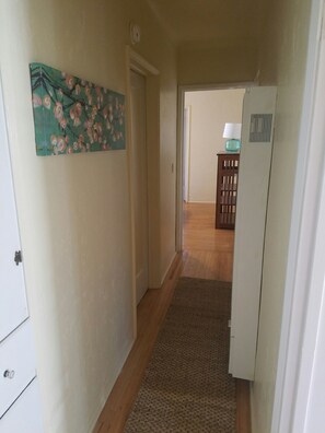 Interior - Three Bedrooms Two Baths sleeps 6 - Walking distance to Downtown Paso Robles (Paso Robles)