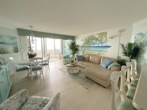 Kaunis Ocean Front, 2 makuuhuonetta, aivan rannalla, uima-altaalla