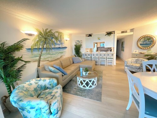 Kaunis Ocean Front, 2 makuuhuonetta, aivan rannalla, uima-altaalla
