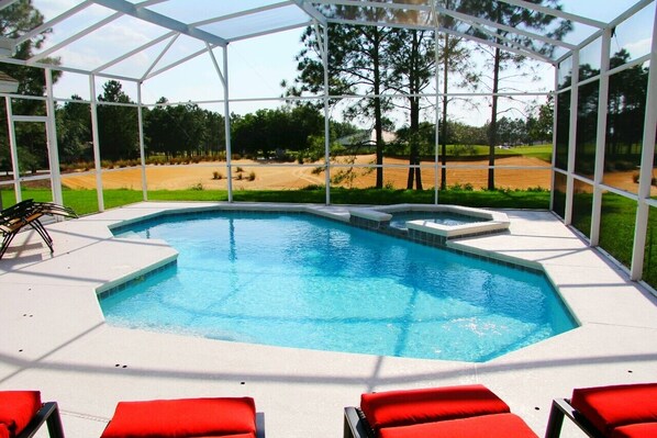 حمّام سباحة خارجي، حمّام سباحة مُدفَّأ