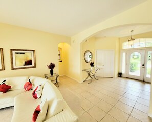 تلفزيون ذكي، ألعاب فيديو، مشغل دي في دي، تنس طاولة