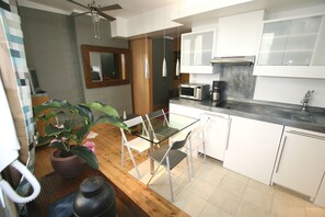 Fridge, microwave, dishwasher, coffee/tea maker