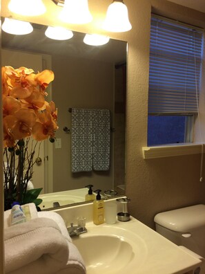 Bathroom - Mi Casa Es Su Casa - Clean and Cozy 10 mins from Ft Bliss with Refrigerated Air (El Paso)