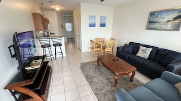 TV a schermo piatto, Netflix, lettore DVD, libri