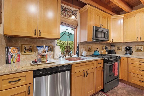 Jääkaappi, mikroaaltouuni, uuni, liesi