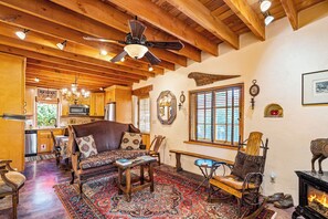 Televisio, takka, työhuone