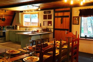 Dining - RIVER IN YOUR FRONT YARD!/Suspended Fireplace/Perfect for Families & Groups/PETS (Red River)