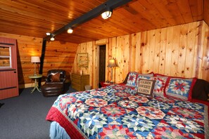 3 bedrooms, iron/ironing board, free WiFi, bed sheets - RIVER IN YOUR FRONT YARD!/Suspended Fireplace/Perfect for Families & Groups/PETS (Red River)