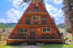 Exterior - RIVER IN YOUR FRONT YARD!/Suspended Fireplace/Perfect for Families & Groups/PETS (Red River)