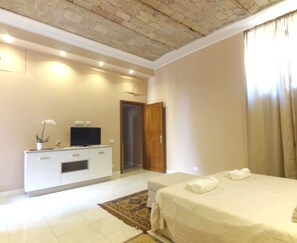 1 bedroom, iron/ironing board, travel crib, free WiFi - Rome Historic Core Apartment - Between Colosseum & Termini – A/C, Wi-Fi, Netflix (Roma)
