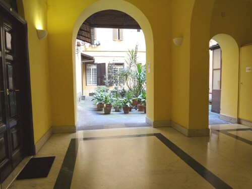 Rome Historic Core Apartment - Between Colosseum & Termini – A/C, Wi-Fi, Netflix