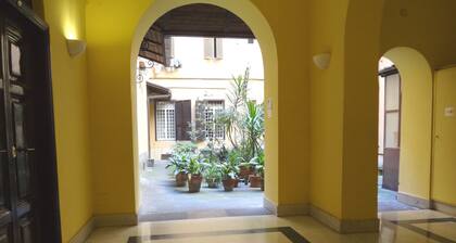 Rome Historic Core Apartment - Between Colosseum & Termini – A/C, Wi-Fi, Netflix