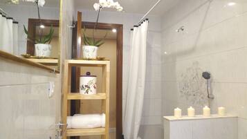 Kombination af bruser/badekar, hårtørrer, bidet, håndklæder