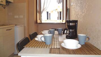 Køleskab, ovn, kogeplade, kaffe-/temaskine