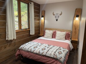 4 bedrooms, desk, iron/ironing board, free WiFi - Lakefront on 31 acres, Kayaks, boat, Hiking, Fishing, Private Lake. (Paupack)