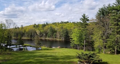 Lakefront on 31 acres, Kayaks, boat, Hiking, Fishing, Private Lake.