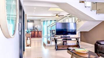 Televisión, chimenea y estéreo