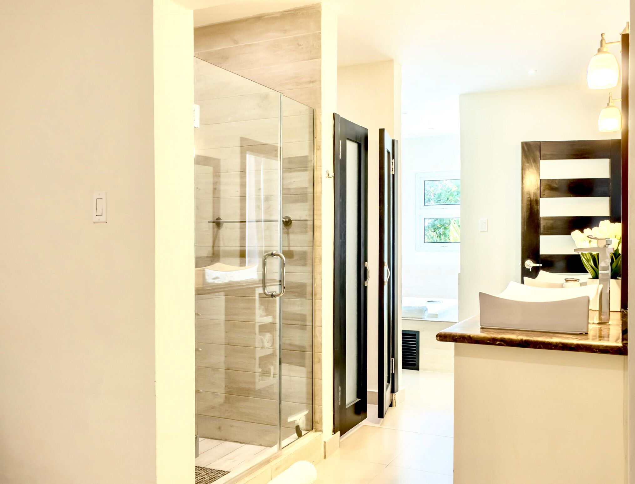 Combined shower/tub, jetted tub, hair dryer, towels