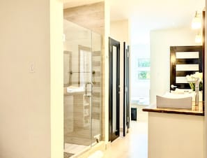 Combined shower/tub, jetted tub, hair dryer, towels