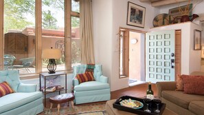 Smart-TV, Kamin, DVD-Player, Bücher