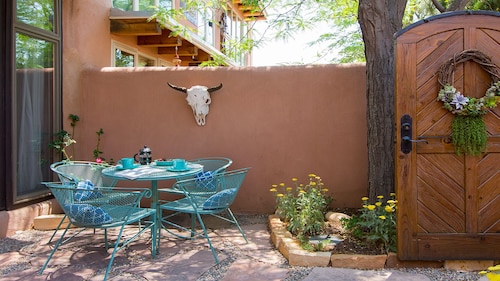 South Capitol Historic Area!
1 Mile from the Plaza!
2 King BR, 2 BA, 2 Patios!