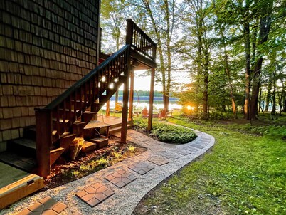 Lakefront 🛶 • Spa ♨️ • Firepit 🔥 • Boating 🚣‍♂️ • Game Rm 🎮 • Fishing 🎣 • Sunsets 🌅