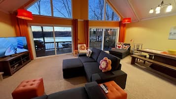 Smart-TV, Kamin, Netflix, Tischfußball