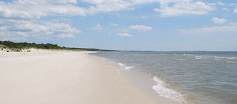 Family vacation retreat w/ In-ground Pool with private Chesapeake Bay access!