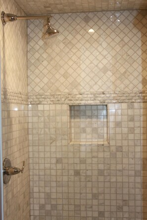 Dusche, Whirlpool, Haartrockner, Handtücher