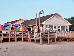 En la playa, camastros y toallas de playa