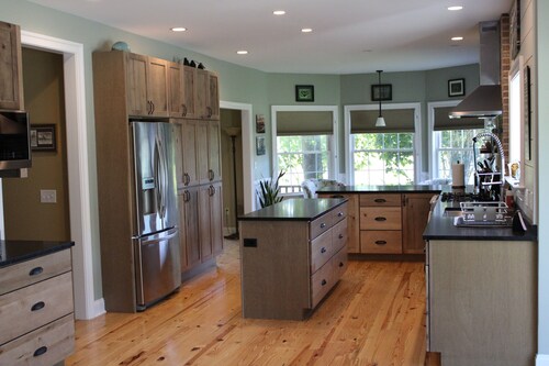 Family vacation retreat w/ In-ground Pool with private Chesapeake Bay access!