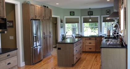 Family vacation retreat w/ In-ground Pool with private Chesapeake Bay access!