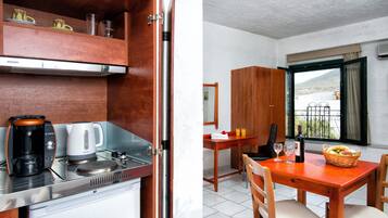 Refrigerador, placa de cocina, cafetera/tetera, tetera/pava eléctrica