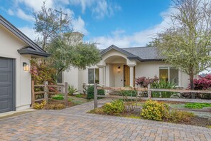 Exterior - Private 3 Bed + Cottage Wine Country Estate With Pool And More (Healdsburg)