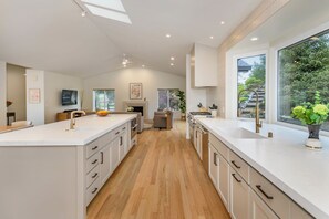 冷蔵庫、電子レンジ、オーブン、コンロ