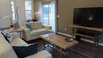 平面電視、DVD 播放機、音響