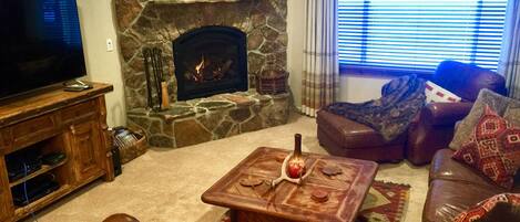 Smart-tv, een open haard, een dvd-speler en boeken